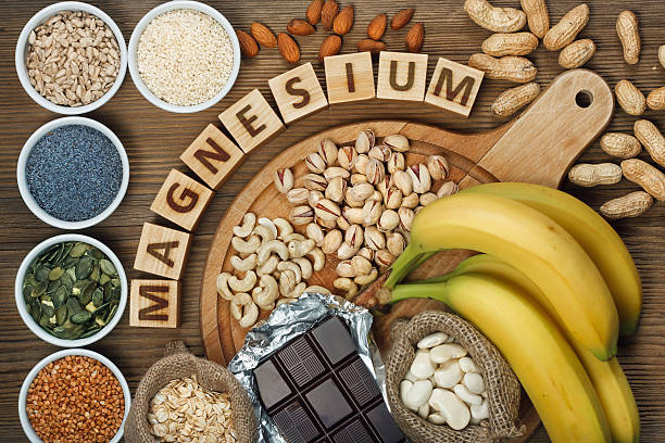 Alimentos ricos em magnésio como bananas, chocolate amargo, castanhas e sementes variados.