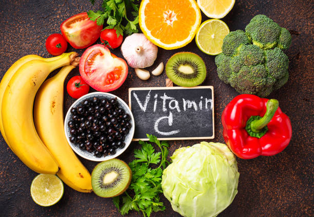 Frutas e verduras ricas em vitamina C, como banana, kiwi, laranja, brócolis e pimentão vermelho.