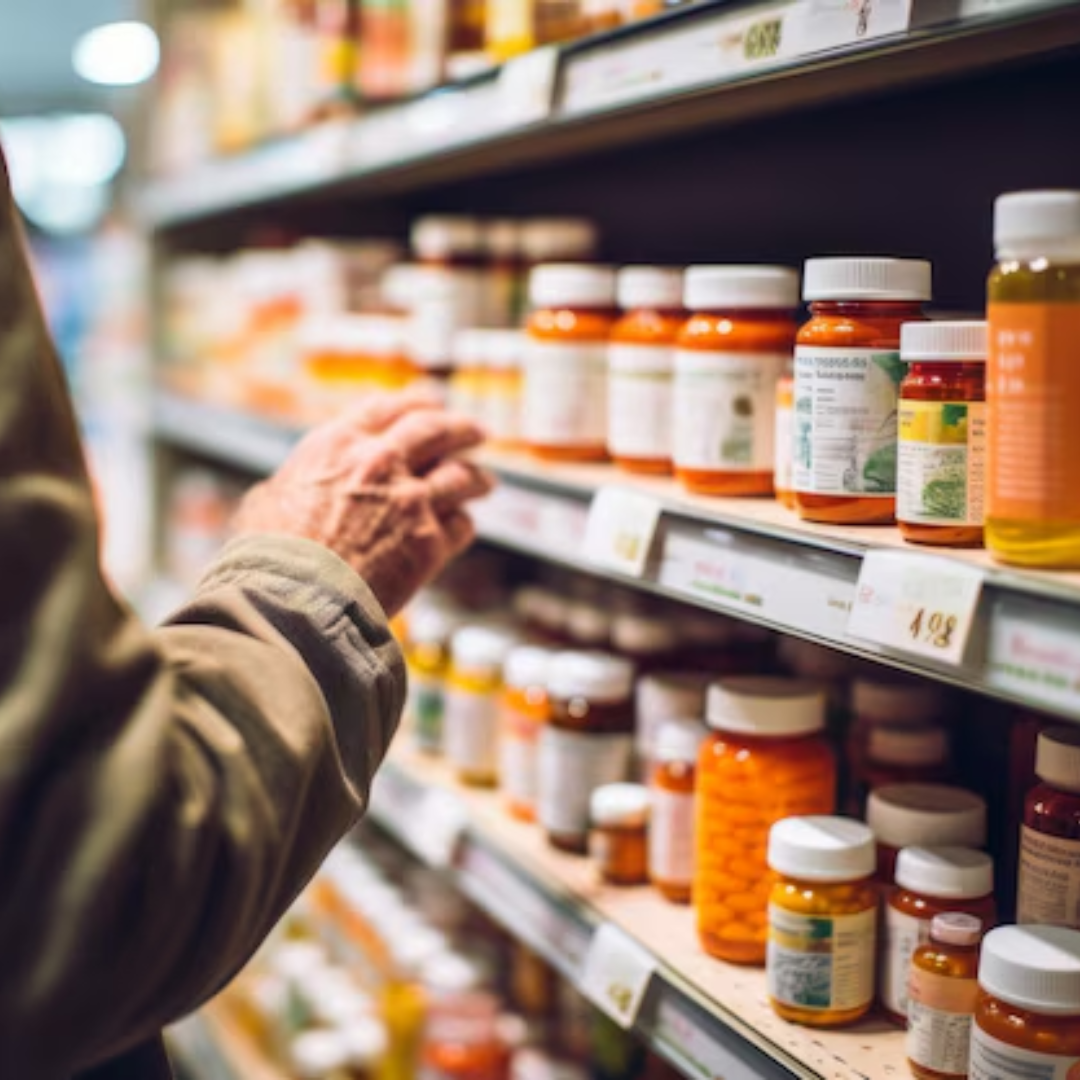 Pessoa escolhendo suplementos e vitaminas importados em prateleira de loja