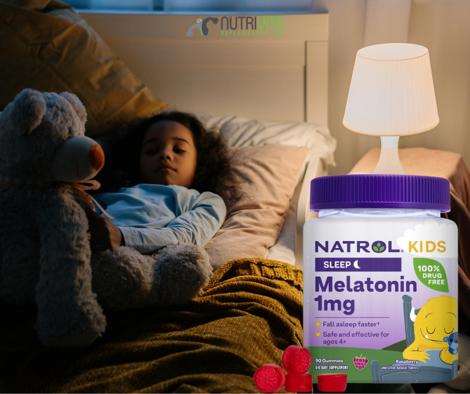 Criança deitada na cama com ursinho de pelúcia e pote de melatonina infantil Natrol Kids em destaque ao lado, ambiente aconchegante para dormir.