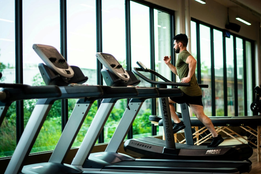 Homem correndo em esteira academia, treino cardio, ambiente fitness moderno