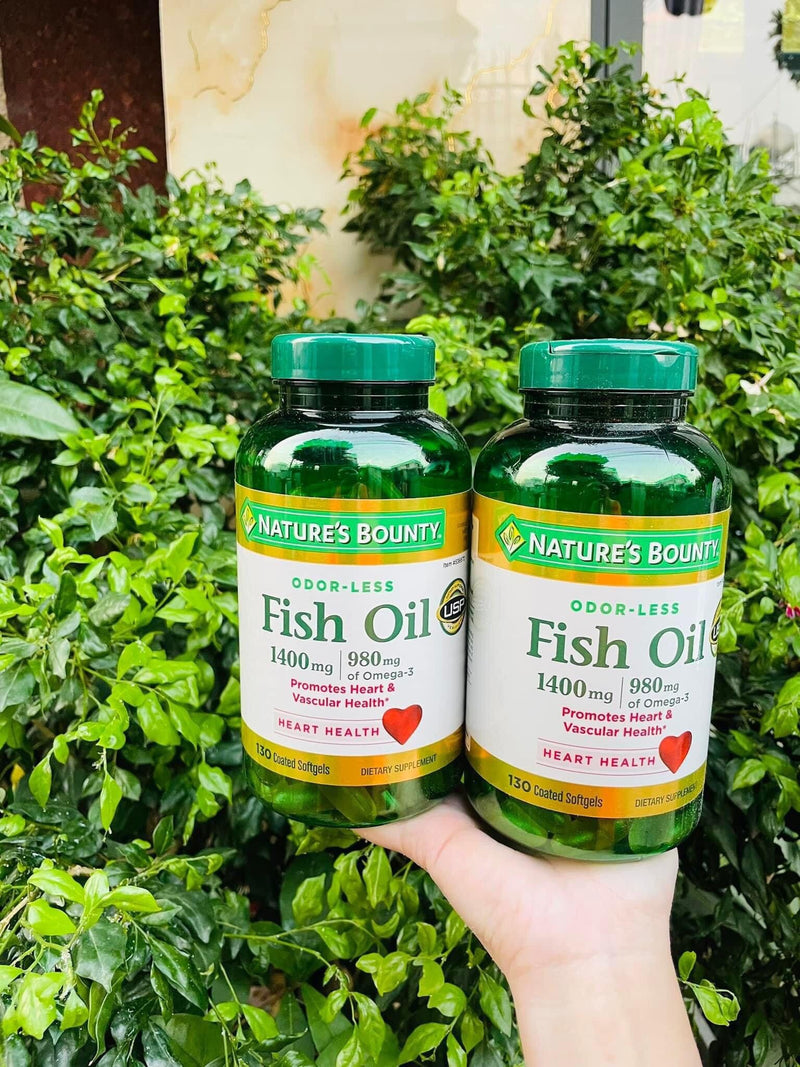 Frasco do suplemento Nature’s Bounty óleo de peixe 1400 mg com cápsulas gelatinosas de ômega-3 EPA e DHA