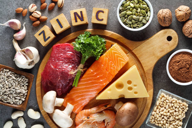 Alimentos ricos em zinco, como carne, salmão, queijo, camarão, sementes, cogumelos e nozes
