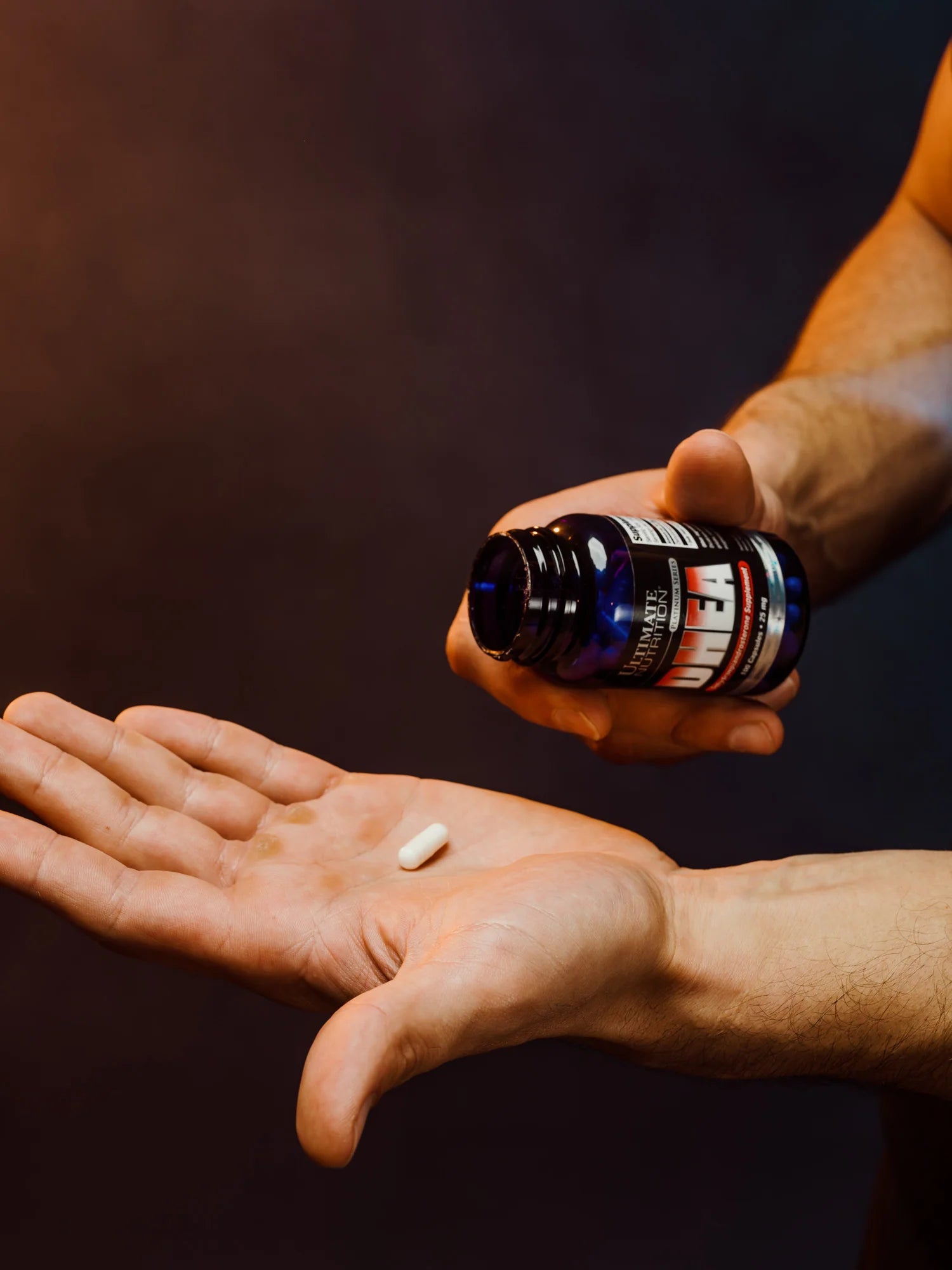 Frasco do suplemento DHEA 100mg da Ultimate Nutrition com 100 cápsulas.